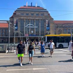 Per Zug geht's bis zum Hauptbahnhof Leipzig. Momentan findet hier das alljährliche Bach-Fest statt.