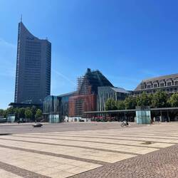 Augustusplatz, Versammlungsort der Montagsdemonstrationen, mit City-Hochhaus und Gewandhaus