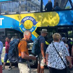 Wir warten auf den nächsten Bus. Bei diesem sind die Plätze oben in luftiger "Höhe" bereits vergeben