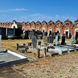 Het is een kerkhof met allemaal identieke familiegraven. Katholiek socialisme?