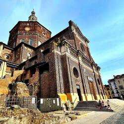 De buitenkant in geschrankte baksteen , de binnenkant in witte marmer.