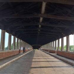 De overdekte brug in Pavia. Geen toeristisch evenement. Pure mobiliteit.