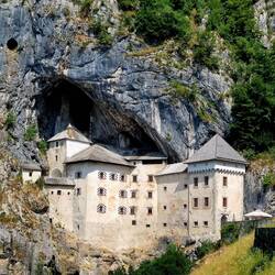 Die Burg und dahinter versteckt eine Höhlenburg mit Tunnels, für alle Notfälle!