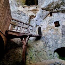 Eingang über die kleine Zugbrücke zur Karsthöhle, hinter der Burg gelegen.