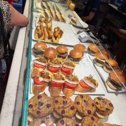 Fast, tasty bar food. American bar owners pay attention!