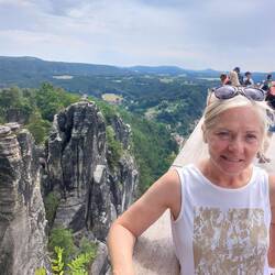 Brigitte ist extrem mutig. Es geht 500m hinunter
