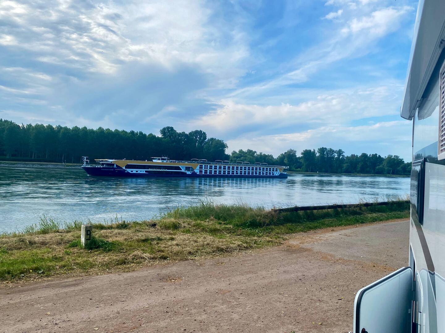 Ein Hotel im Kanal.