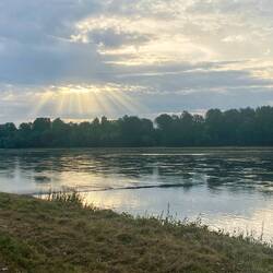 Die Sonne spielt mit den Wolken.