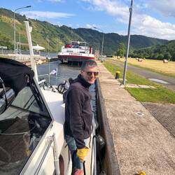 Die letzte 7 Meter Schleuse für heute und die Sonne kommt raus!