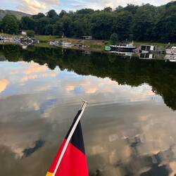 Ruhe im Yachthafen, nur die Frösche quaken