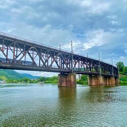 Doppelbrücke zwischen Bullay und Alf: oben Bahn, unten Auto