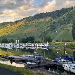 Großzügiger Yachthafen Traben-Trarbach, Fa. Boote Polch stellt dort seine Nimbus Yachten aus