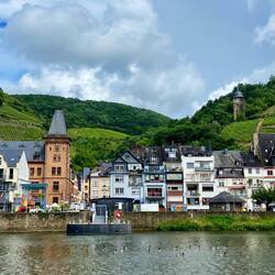 Zell an der Mosel, mit Pulverturm von 1229 oben rechts