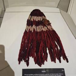 Originale Knotenschnur. Schrift der Inkas mit Mädchenfigur.