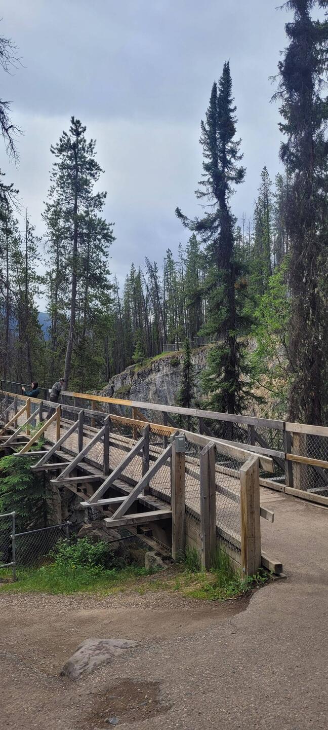 Sunwapta Falls hinter unserer Unterkunft