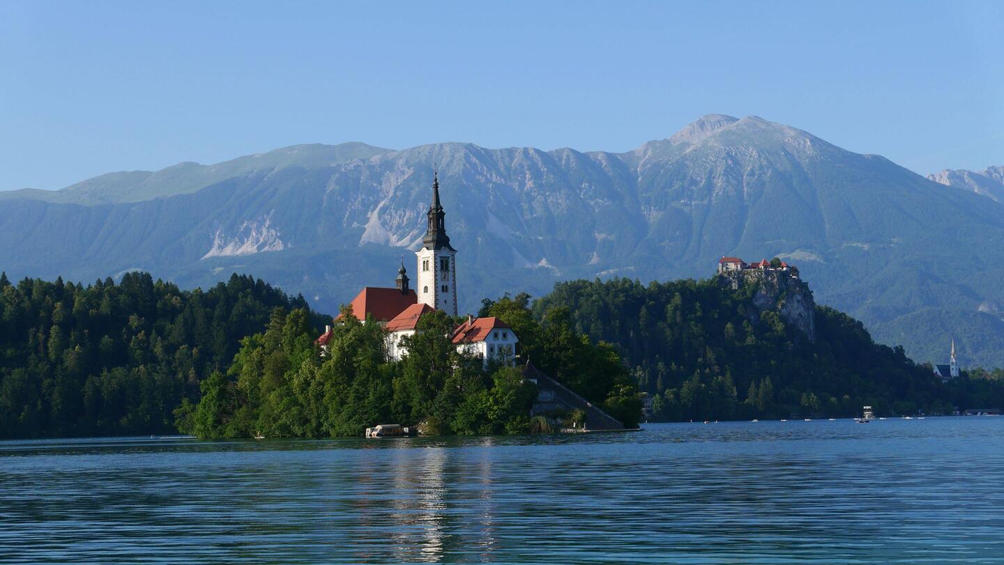 Le lac avec son église et son château.