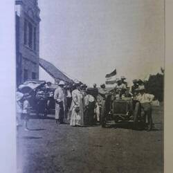 Foto aus dem Buch. Zu sehen ist er vor einem Hotel in Rustenburg 1908.