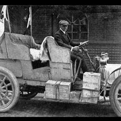 Das Fahrzeug. Der Mann. Paul Graetz mit seinem Afrikaquerer.