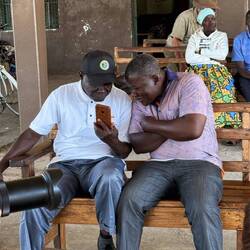 Was die beiden (Bahnhof Kigoma, Tanzania) wohl schauen. Die neueste Sockenkollektion? Es gefällt.