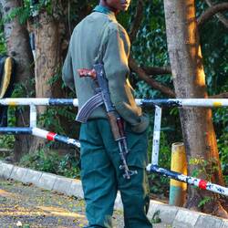 In Afrika gehören Gewehre zum Straßenbild wie Bananen. Er ist Securityguard am Nationalpark Sambia.