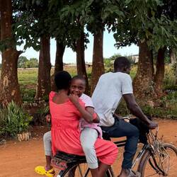 In welche Zukunft diese drei radeln? Ich wünsche ihnen, dass sie das Beste aus ihrem Leben machen.