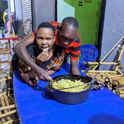 Profiteure unserer Leftover (zuviel gekocht) am Straßenrand in Tanzania.