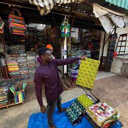 Tansania. Dieser motivierte junge Mann hat alles versucht uns seine Tücher zu verkaufen.
