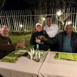 Serengeti (Tanzania). Unser persönlicher Tischservice. Immer um uns bemüht, immer lächelnd.