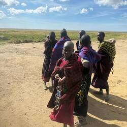 Serengeti (Tanzania). Kein Lächeln, eher bettelnd. Immer dort wo viele Touristen sind.