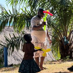 Liemba Beach, Tansania. Oskar mit seiner Enkeltochter mit handgeknoteten Ballons von Wolfgang.