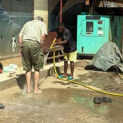 Irgendwo in Tansania. Udo lässt sich seine Füße "pediküren".