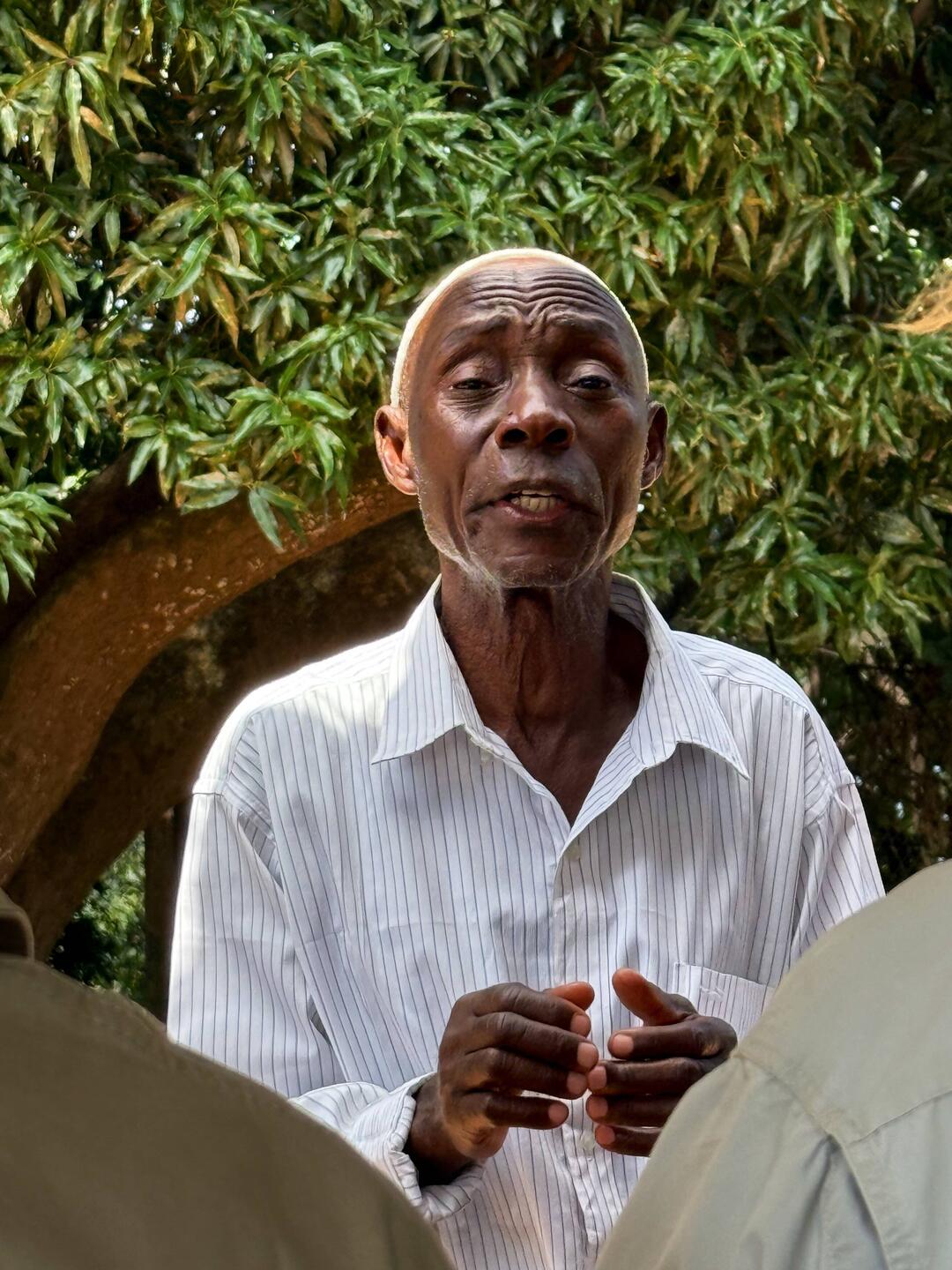 Kazim. 76 Jahre alt und seit 26 Jahren führt er Gäste durch's Livingstone Museum Ujiji (Tansania).