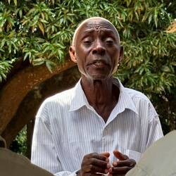 Kazim. 76 Jahre alt und seit 26 Jahren führt er Gäste durch's Livingstone Museum Ujiji (Tansania).