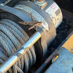 Eine Besucherin, welche sich die exzellente Seilwindentechnik des Landys anschaute.