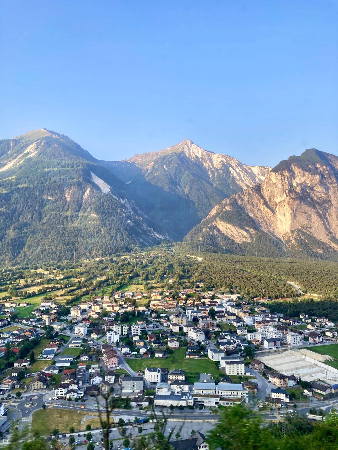 Blick ins Rhontal und über den Schuttkegel des Bergsturzgebietes am Illhorn