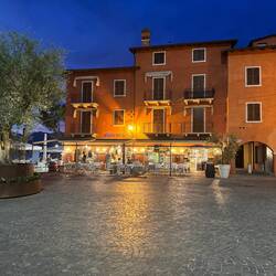 Platz vor der Kirche in Torri