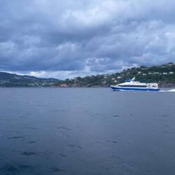 das nächste Schiff bricht zur gleichen Tour auf ...