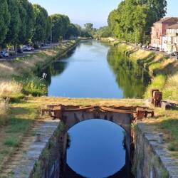 War is dat daar? Helemaal in de verte? Een horizon van bergen?