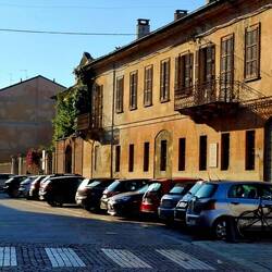 Ochtendlicht door de straten van Pavia.