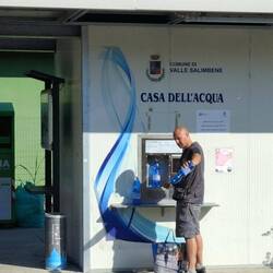 Een soort tankstation voor pelgrims. 5 cent voor 1 liter fris water