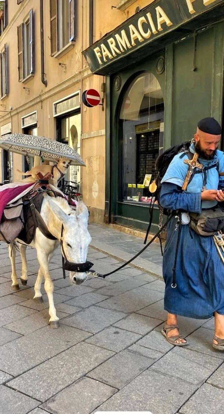 De pelgrim met de ezel. Een figuur!