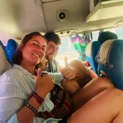 Mit dem Bus geht's weiter von Muang Khua zur Grenze - mit sehr eingeschränkter Beinfreiheit