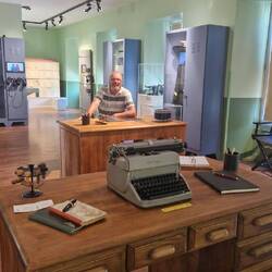 Ich am Schreibtisch von Louis de Funess