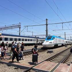 Der linke Zug war unserer. Der rechte ist der Schnellzug. Mit dem fahren wir in ein paar Tagen.