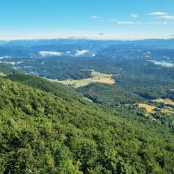 Grossartiger Ausblick vom Javornik 1'240 m zu den Julischen Alpen.