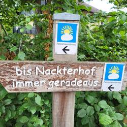 Wir folgen dem Wegweiser.