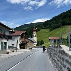 Nach dieser ging es für 20 km im ständigen Wechsel steil bergauf und bergab.