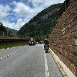 Direkt dahinter eine steile Abfahrt.