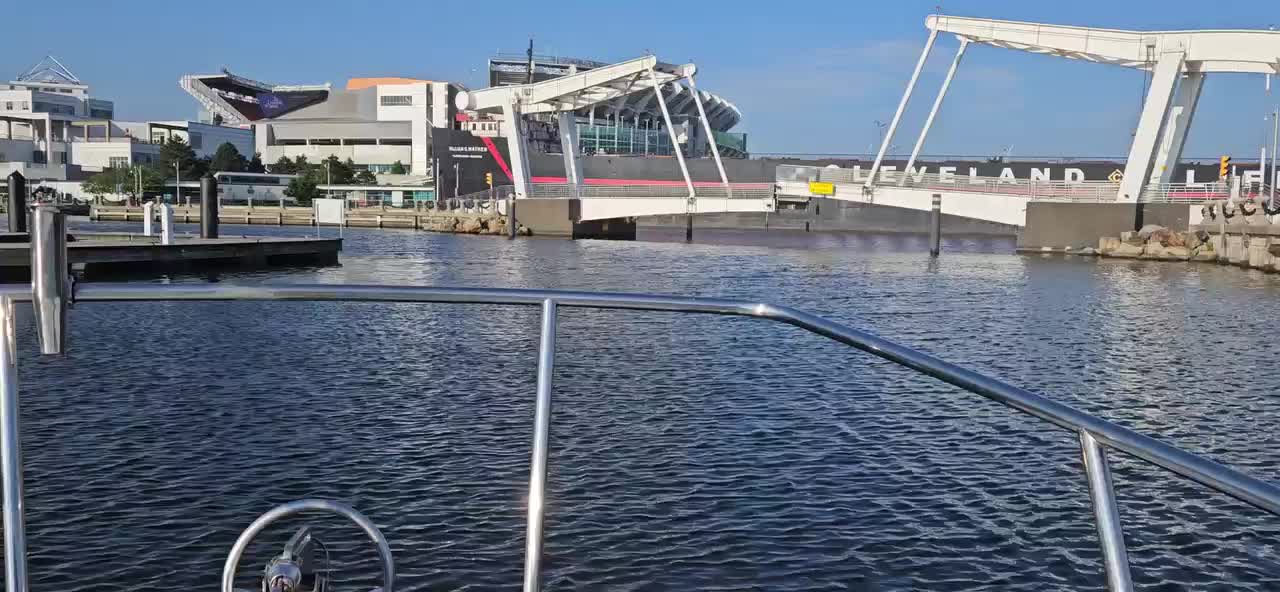 Lowest air clearance bridge hustoff the Loop