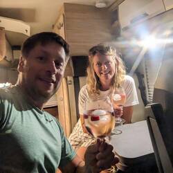 Erste Etappe ist geschafft, wir auch 🤣 Nach strengendem Tag war das Kaltgetränk verdient 🍷😋